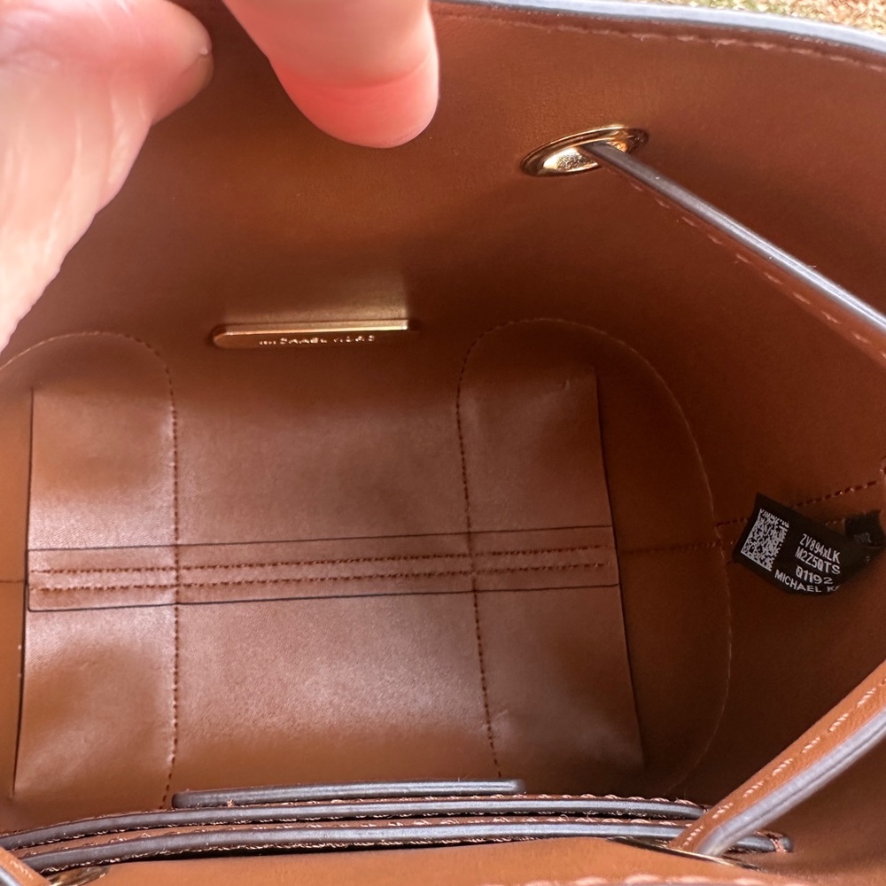 Michael Kors Mini Pebbled Tan Leather Drawstring Top handle Bucket Nag R$258 - Picture 4 of 11